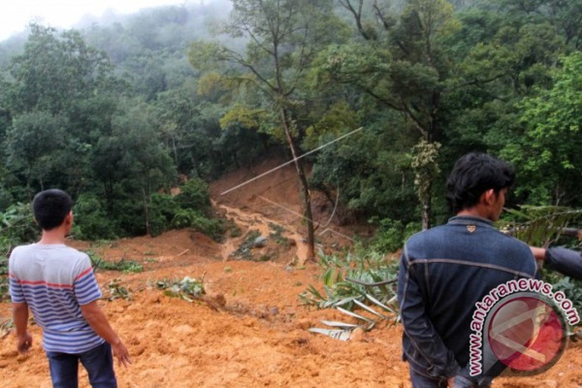 Warga Padang Diminta Siaga Banjir-Longsor