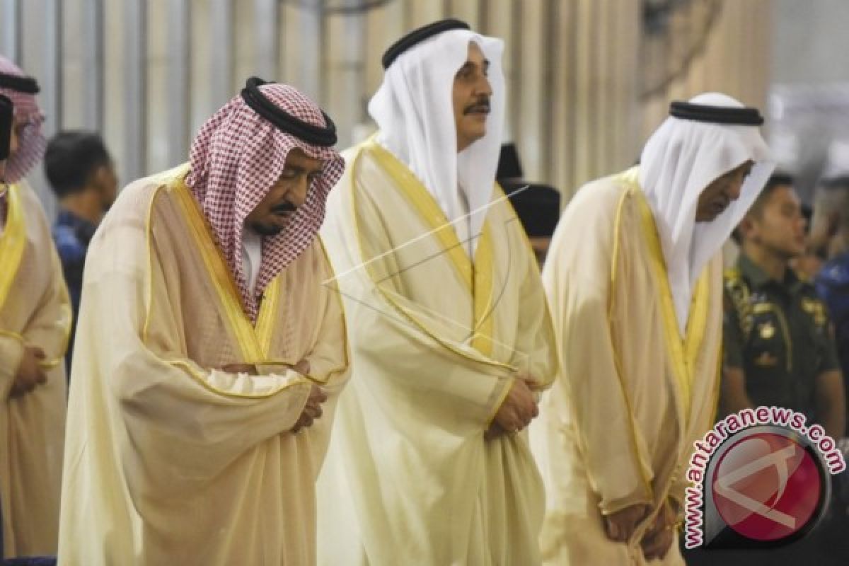 King Salman Gives Kaaba Cover To Istiqlal