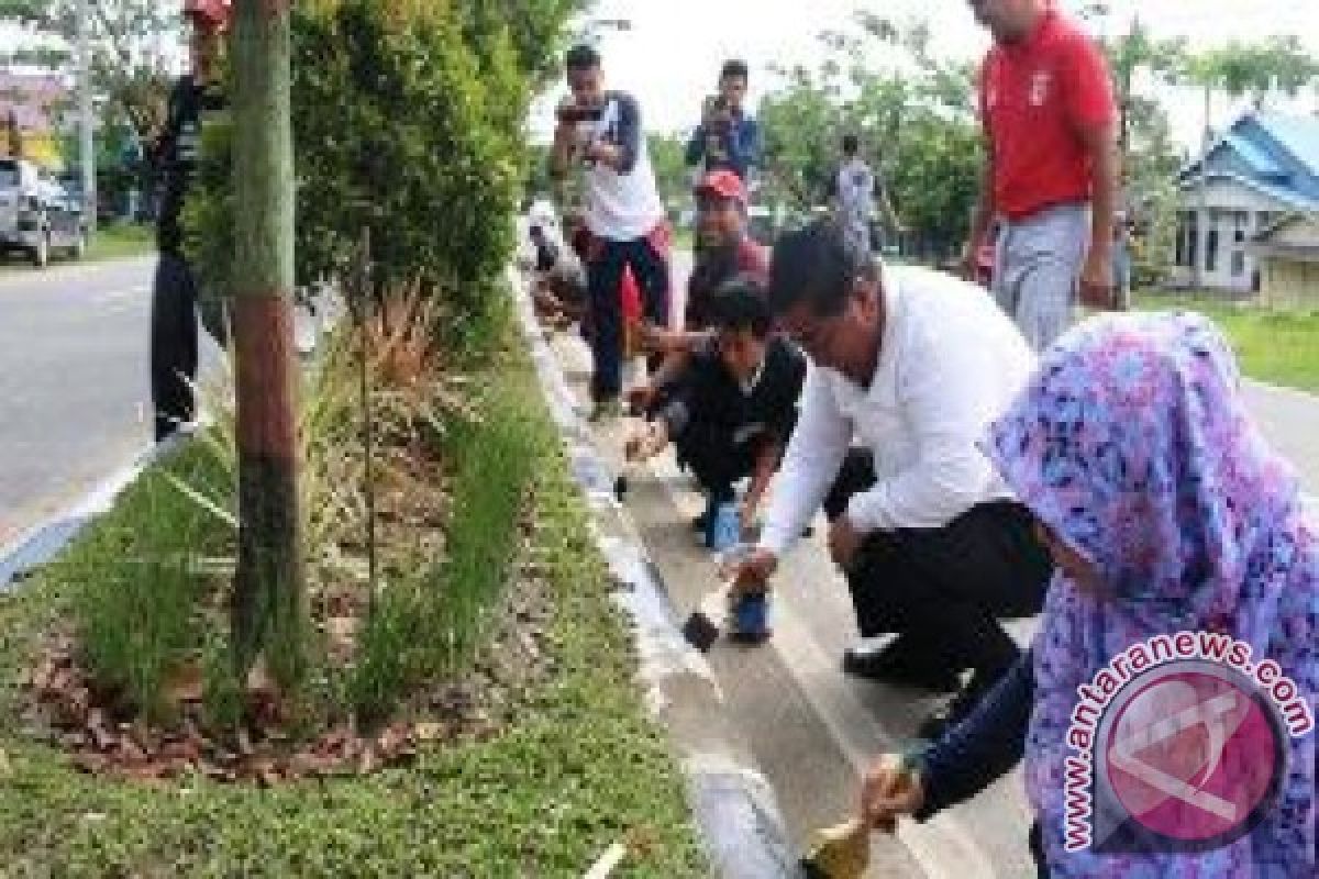 Ratusan Pegawai Penajam Lakukan Pengecatan Median Jalan 