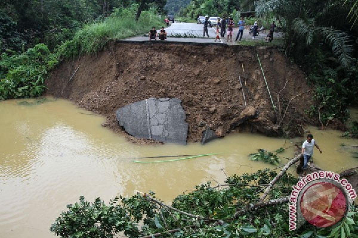 Jalan lintas provinsi Riau-Sumbar di Kampar amblas