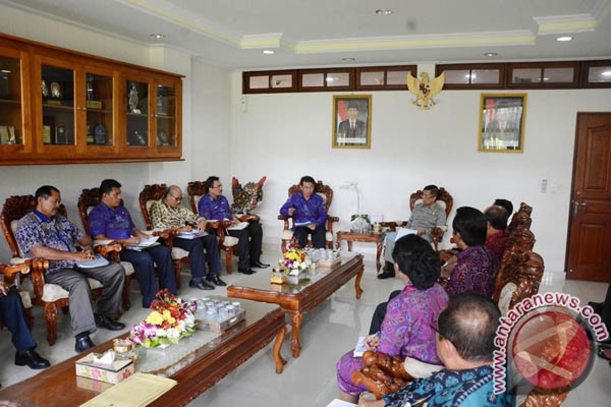 Pastika Janji Tingkatkan Kesejahteraan Guru Nusa Penida