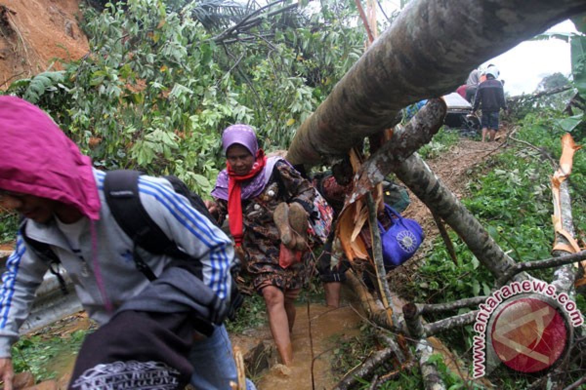 Alat berat siaga antisipasi longsor perbatasan Riau-Sumbar