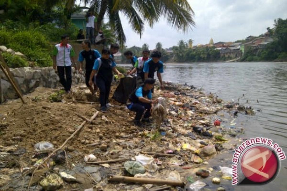 Tumpukan Sampah Di Bantaran Sungai Palu 