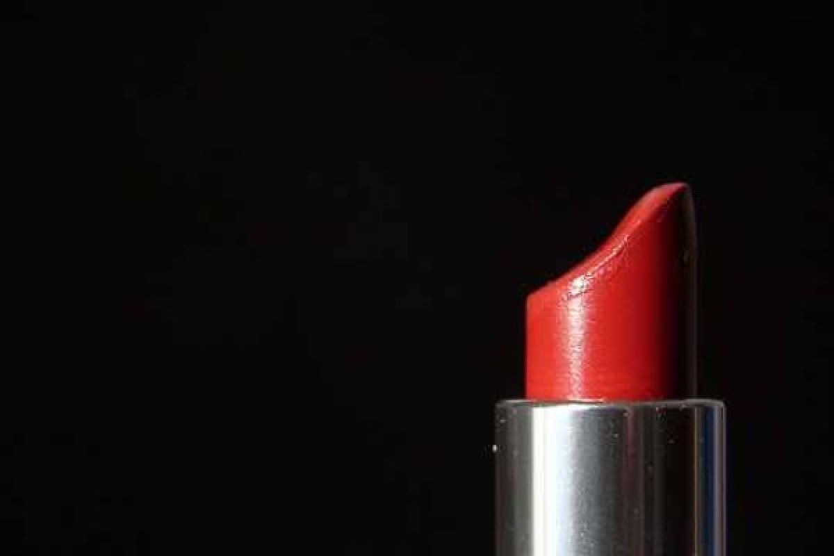 Mahasiswa UMS buat lipstik dari buah bit