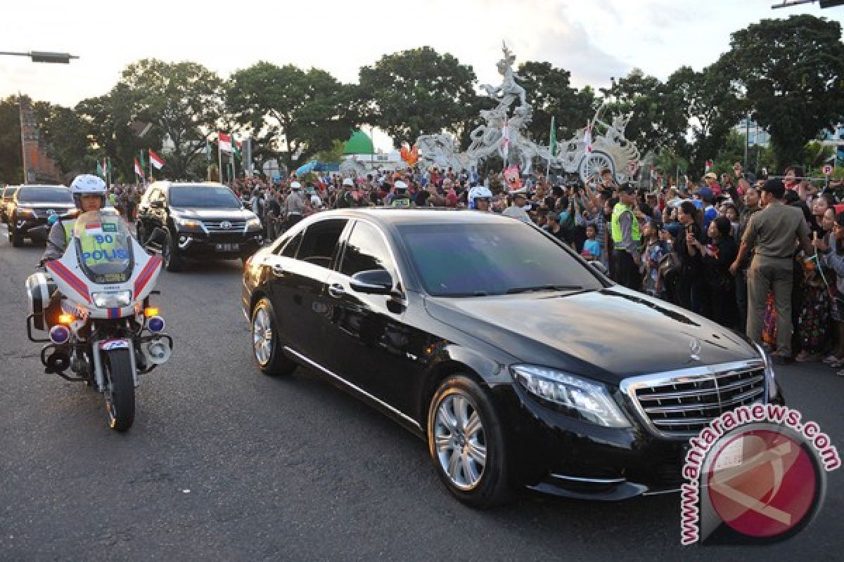 Lift bawaannya tak berfungsi, Raja Salman turun pesawat dengan lift bandara