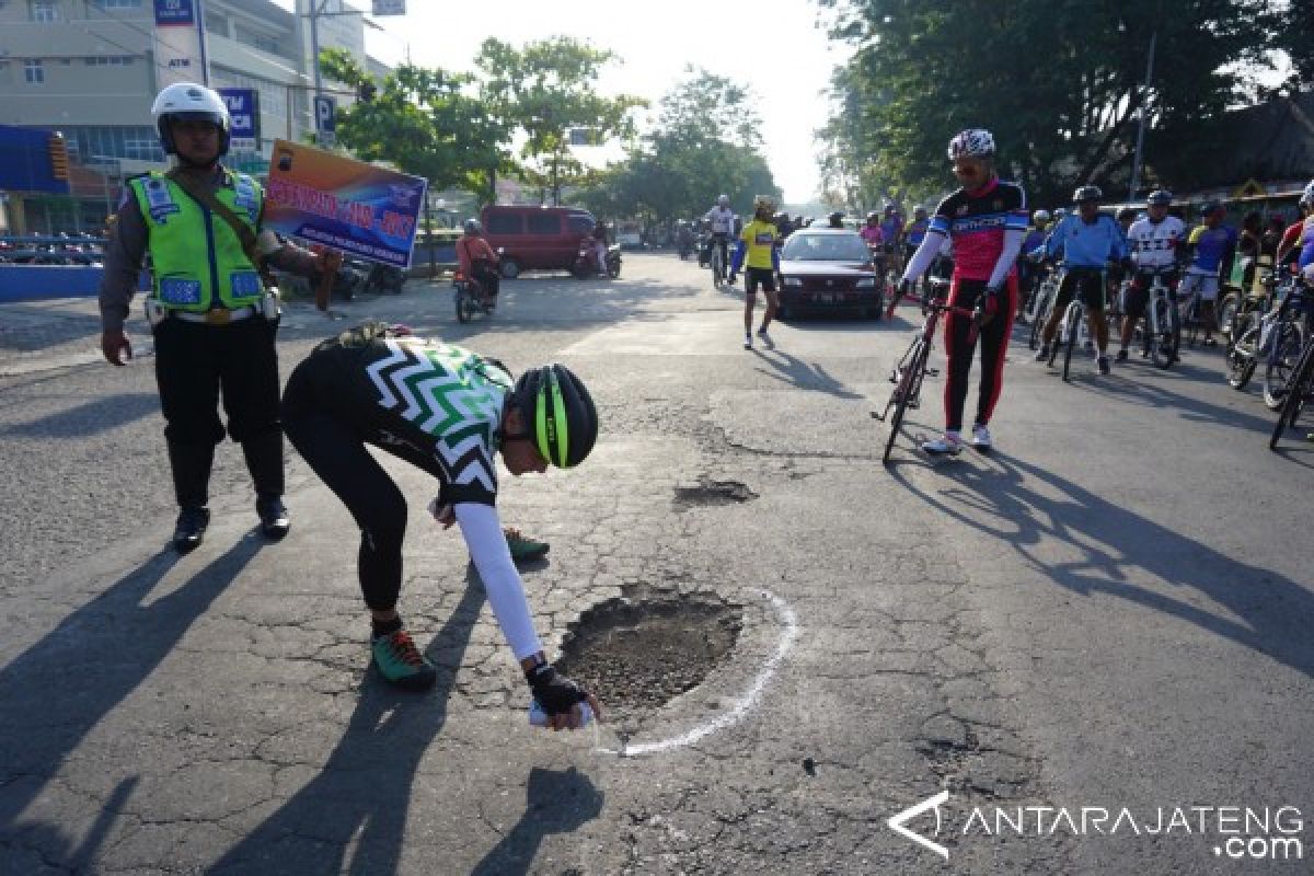 Sambil "Gowes", Ganjar Tandai Jalan Berlubang