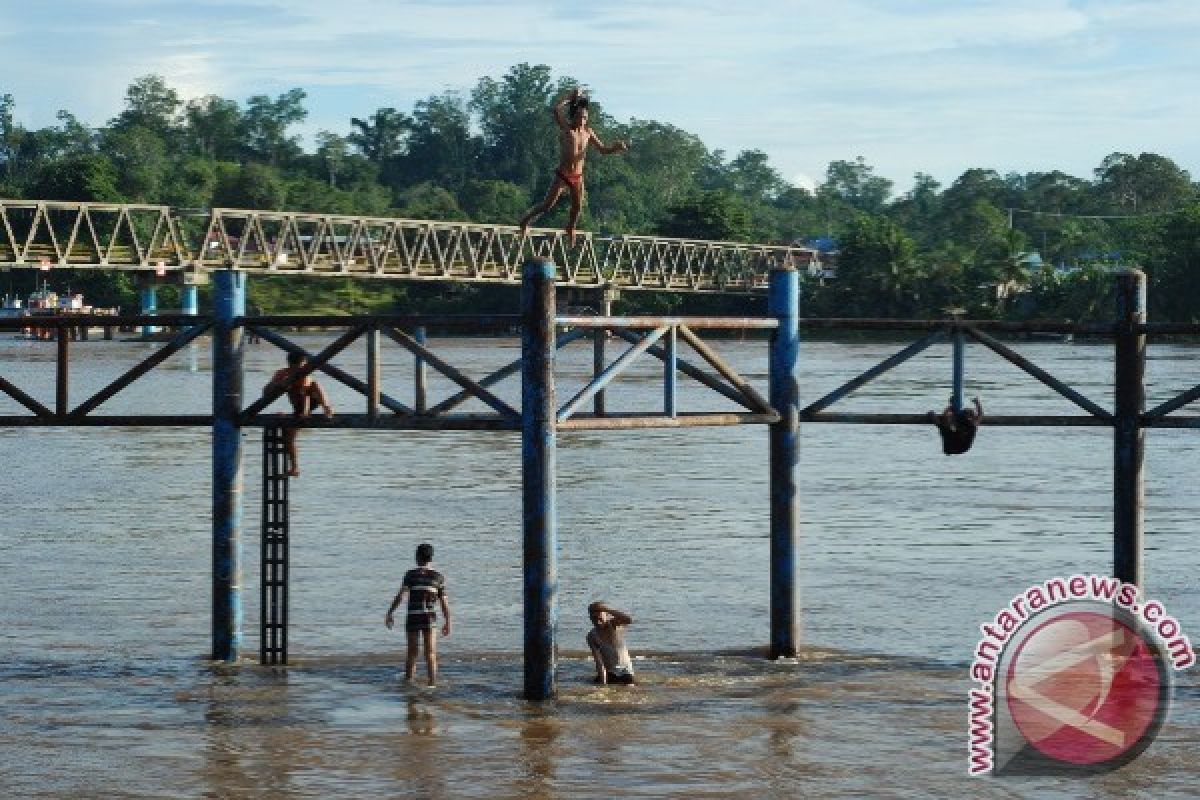 Tongkang Kembali Dilarang Berlayar Akibat Debit Sungai Barito Naik