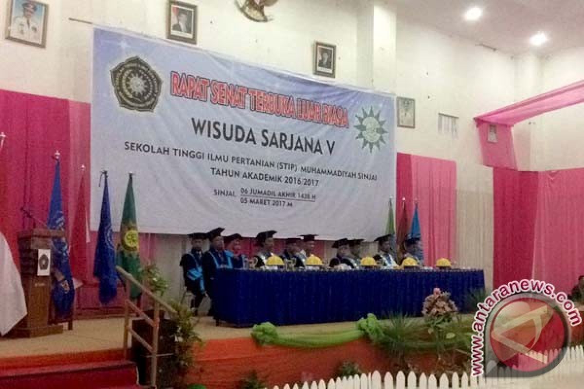 Wabup Sinjai Berharap Wisudawan Peduli Pendidikan