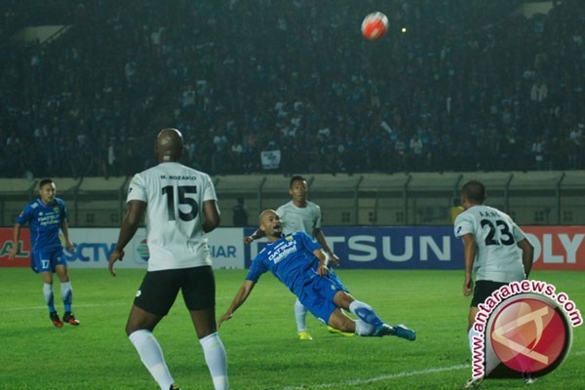 Persib Menang Tipis Atas PSM 2-1