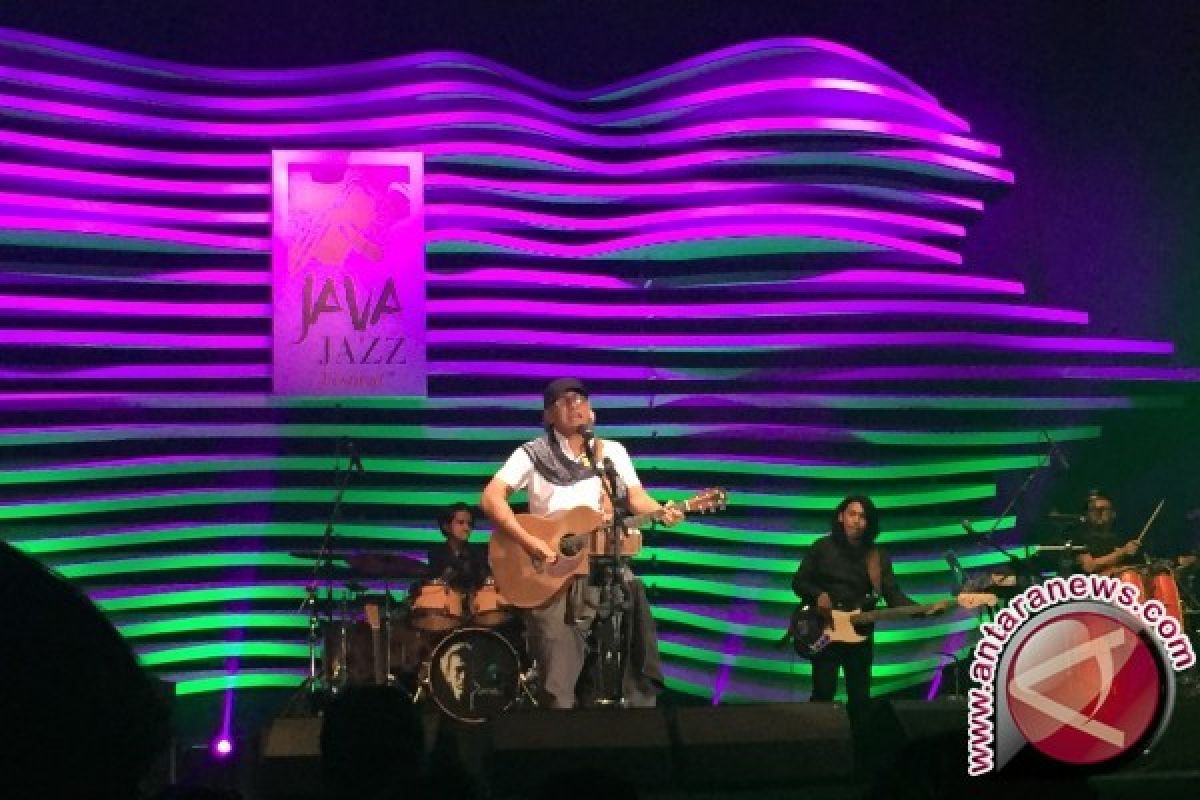 Bagaimana Penampilan Iwan Fals Di Festival Musik Jazz 2017? 