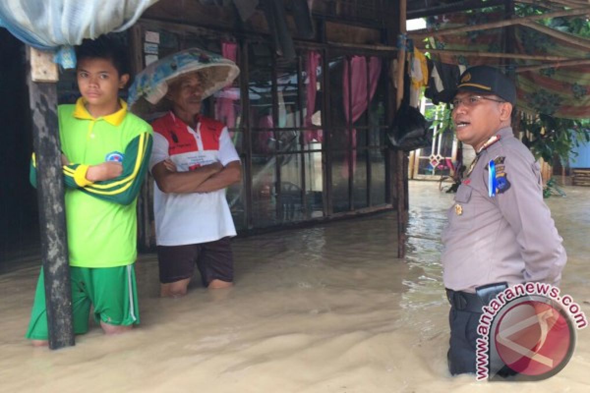 Polsek Tapin Selatan Evakuasi Korban Banjir 