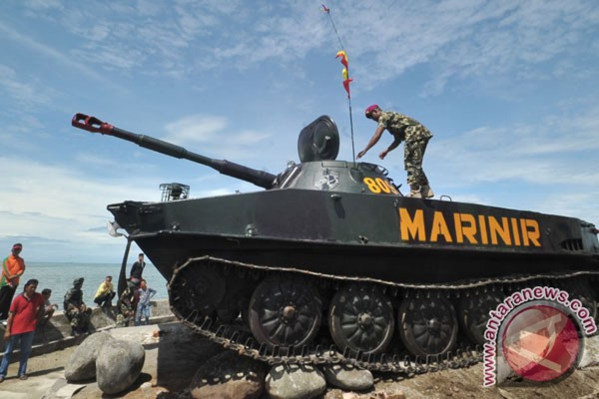 Tank amfibi Korps Marinir TNI AL terpasang di Monumen Bahari Mataram