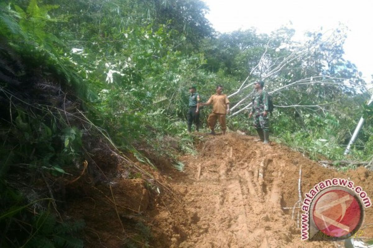 100 Orang Tertimbun Longsor Di China