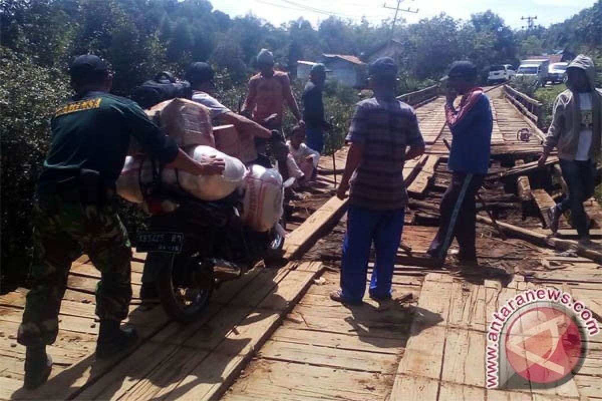 Warga dan TNI Gotong Royong Perbaiki Jembatan