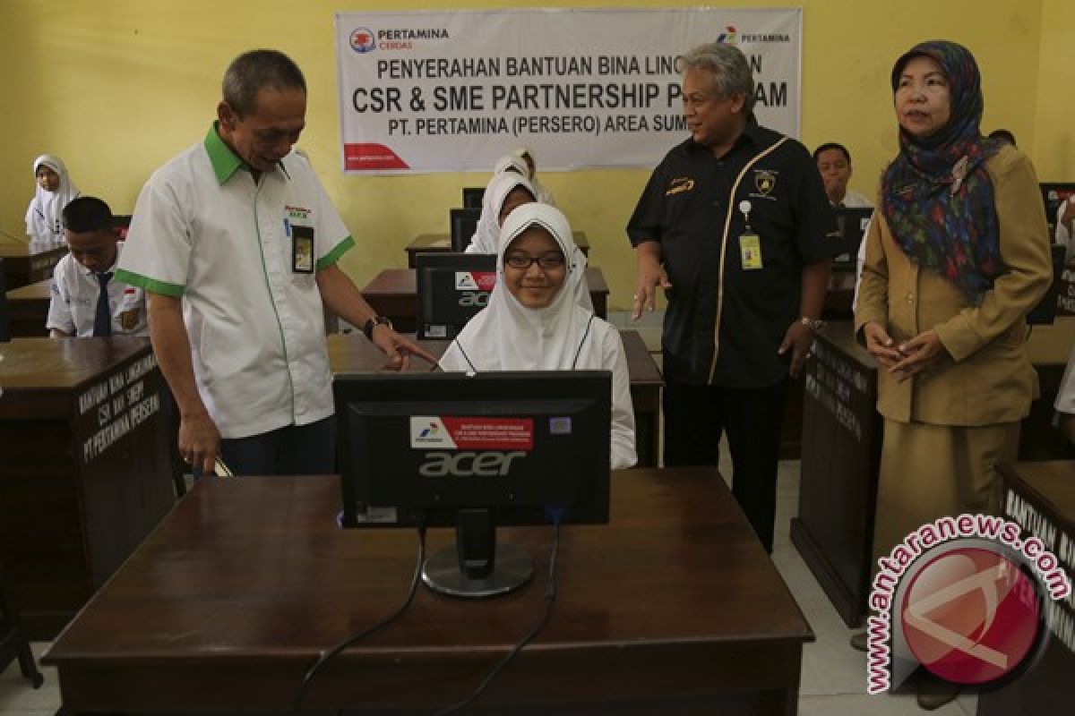 Pertamina serahkan bantuan komputer ke Sekolah Palembang