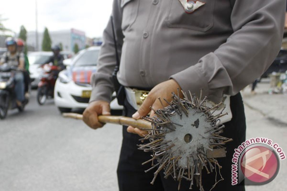 Polrestro Bekasi Bersihkan Ranjau Paku