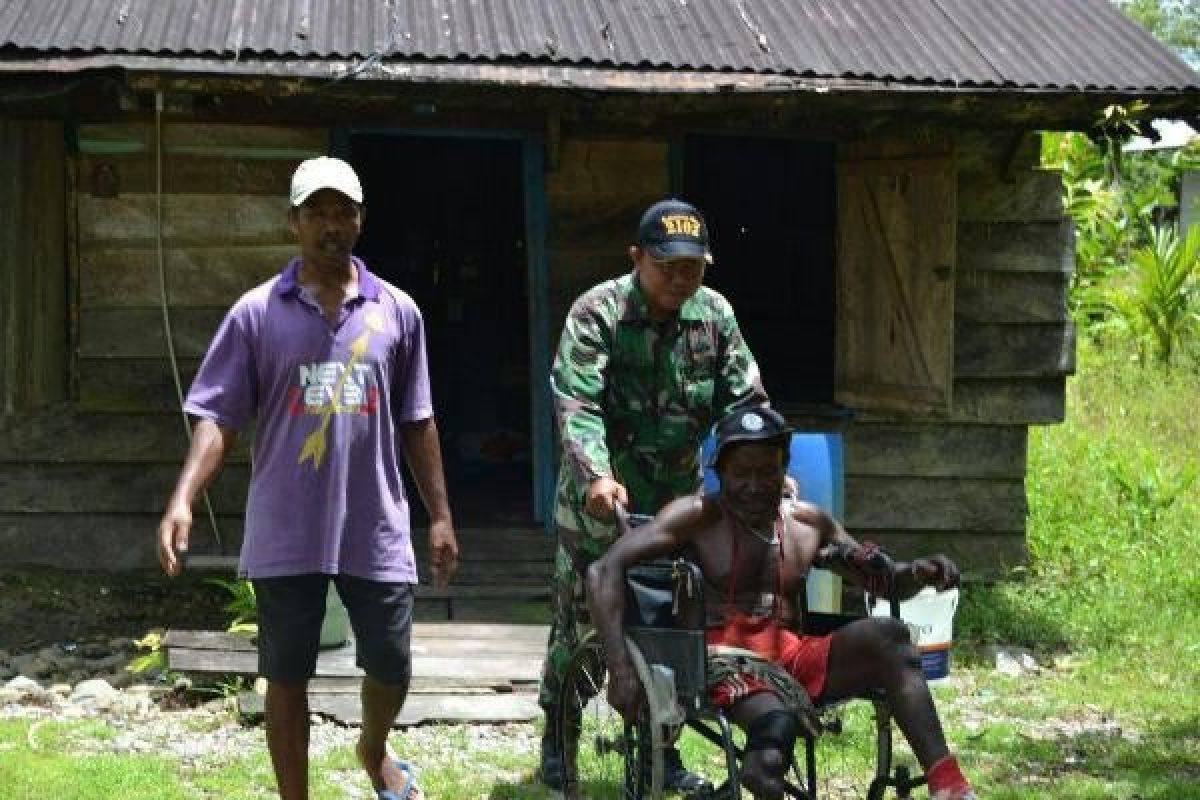 Kasdim Mimika anjangsana ke rumah penduduk kurang mampu