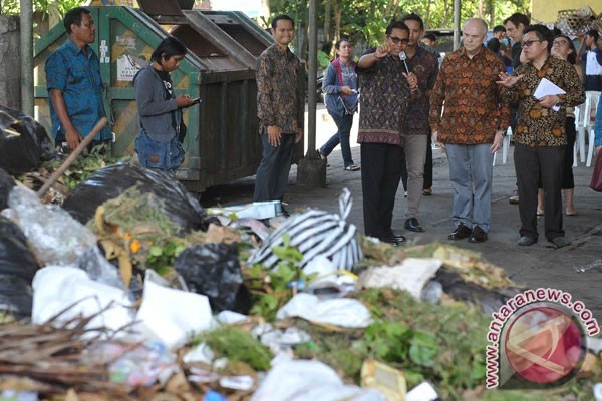 Sampah luar negeri berserakan di Pantai Paloh