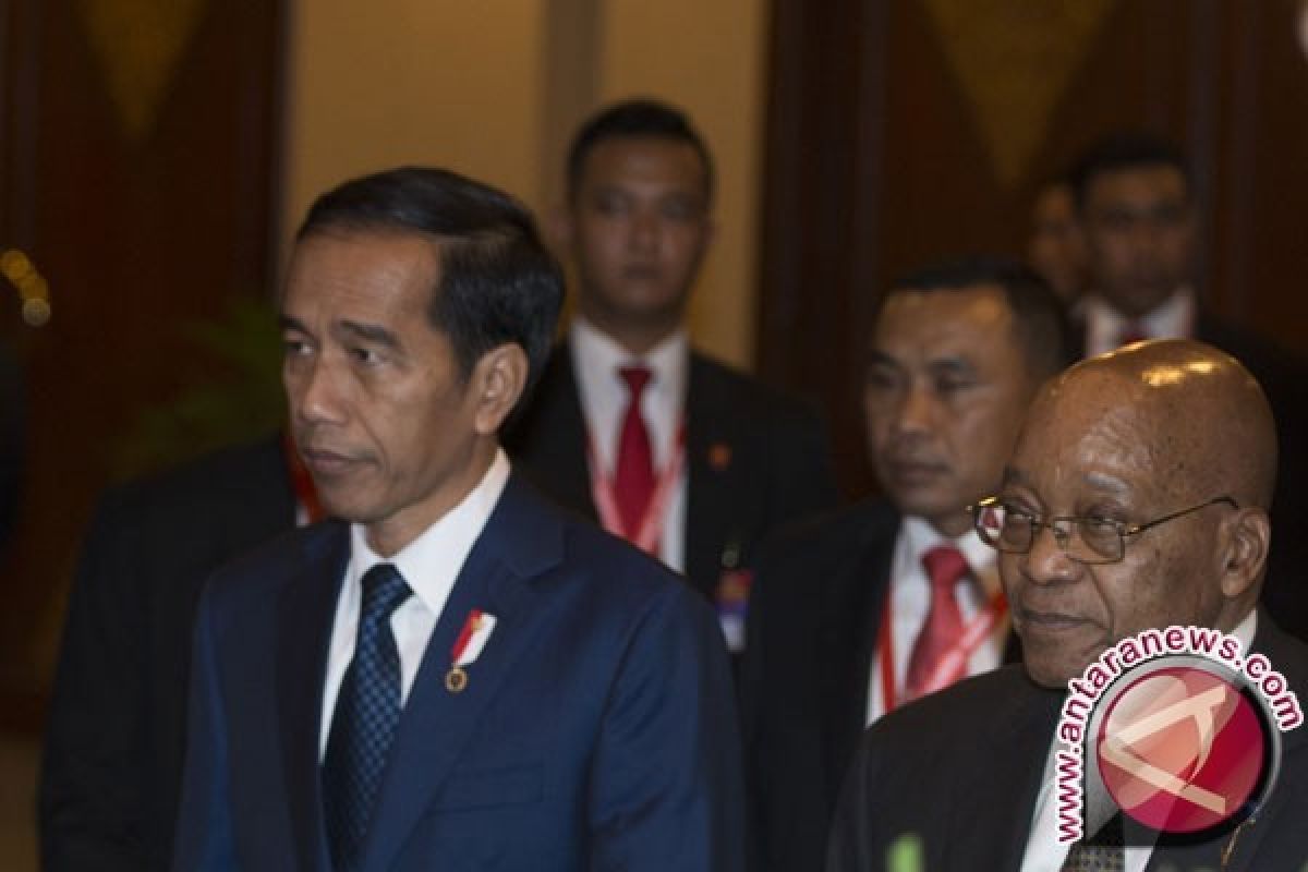 Jokowi Ajak Para Pemimpin Negara KTT IORA Mencoba Kursi Rotan
