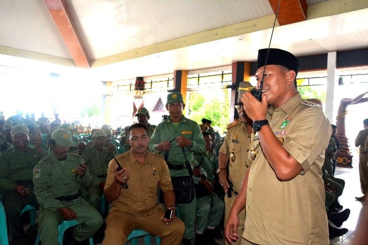 Pemkab Lamteng Bekali Warga Ronda dengan "HT"