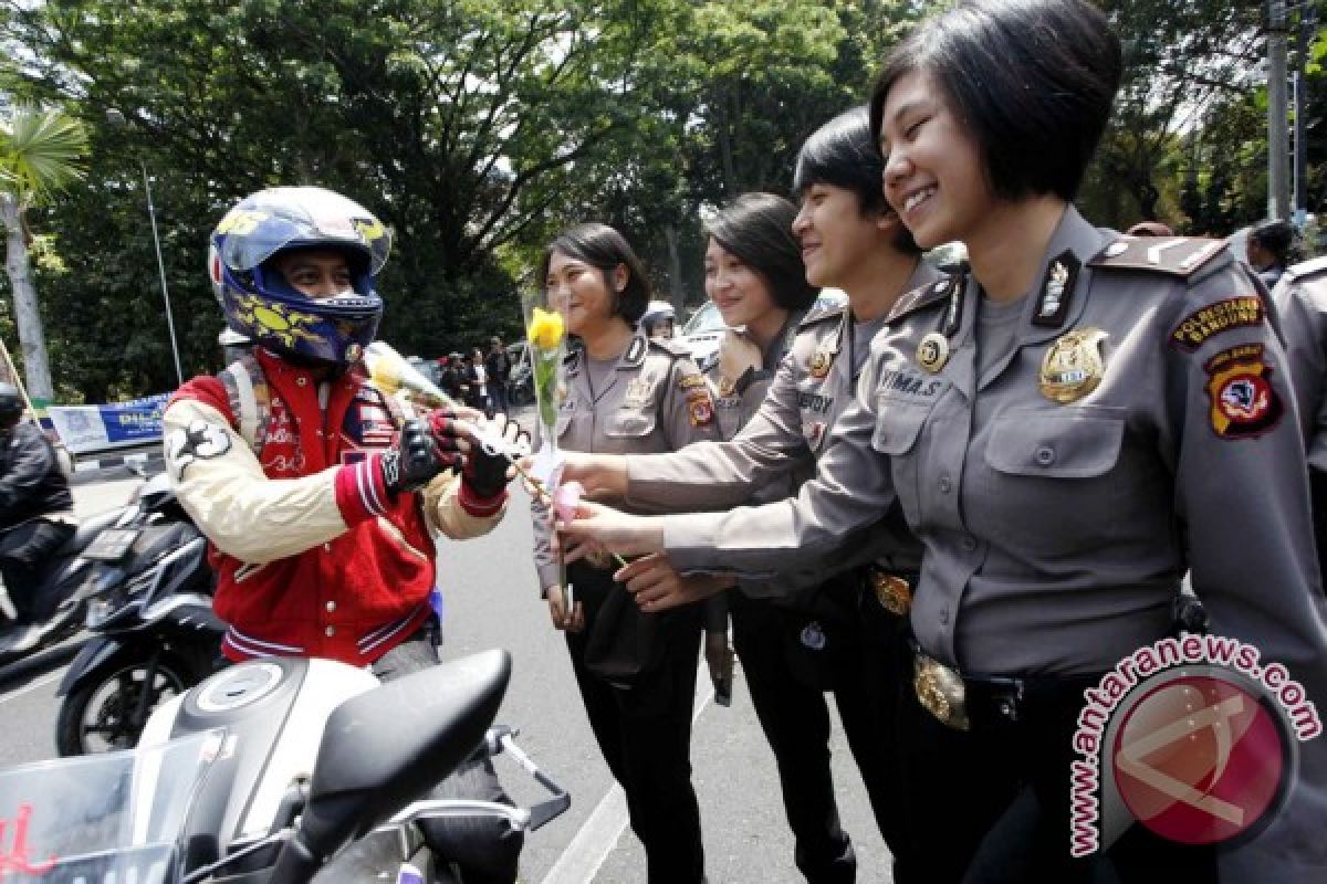 Polisi Bagikan Stiker dan Bunga