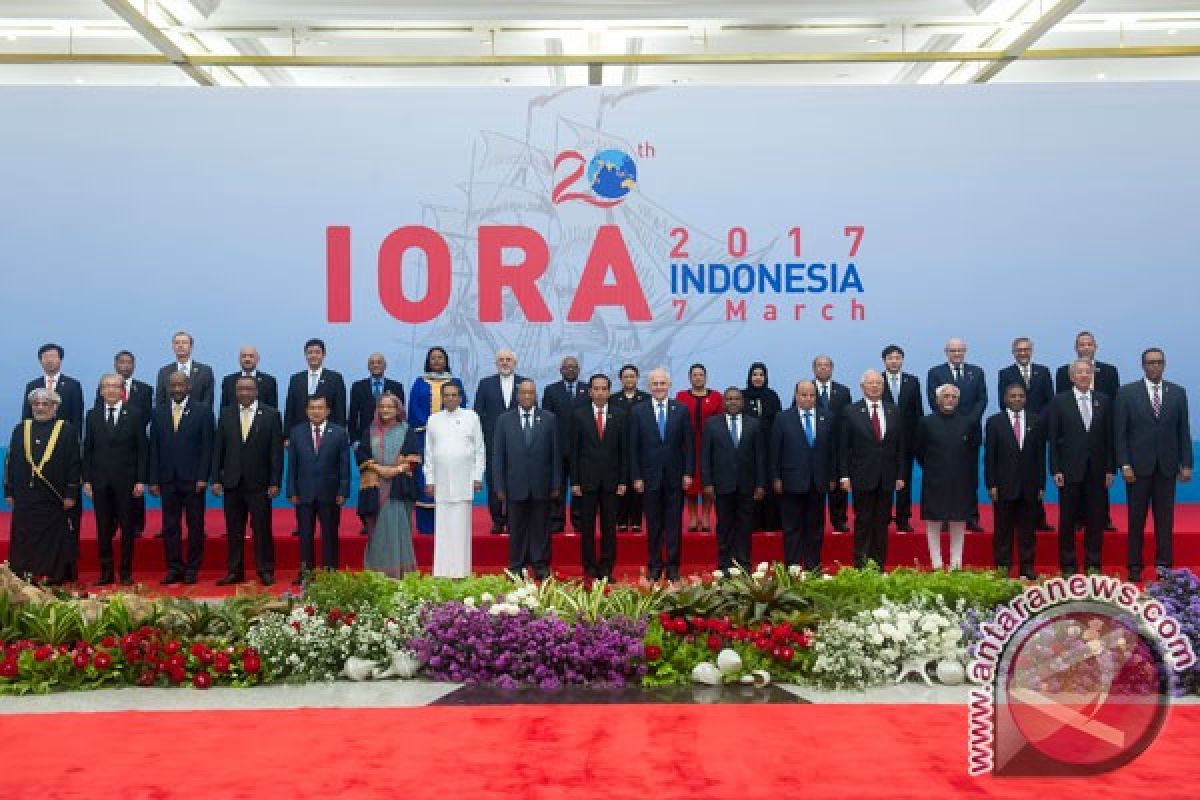 President Jokowi greets IORA Summit participants