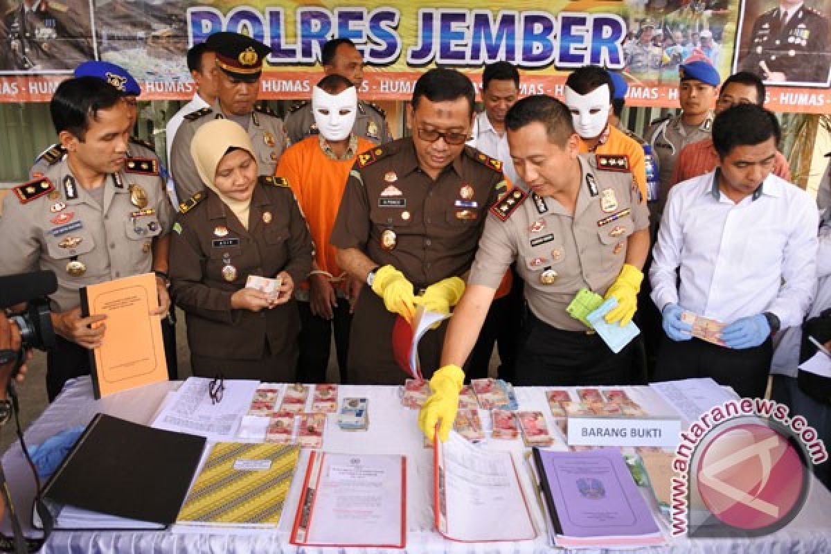 Saber Pungli Jember tangkap tangan pejabat SMK