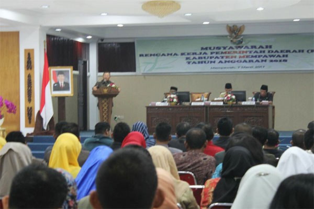 Gubernur Cornelis Sentil Legislatif dan Eksekutif