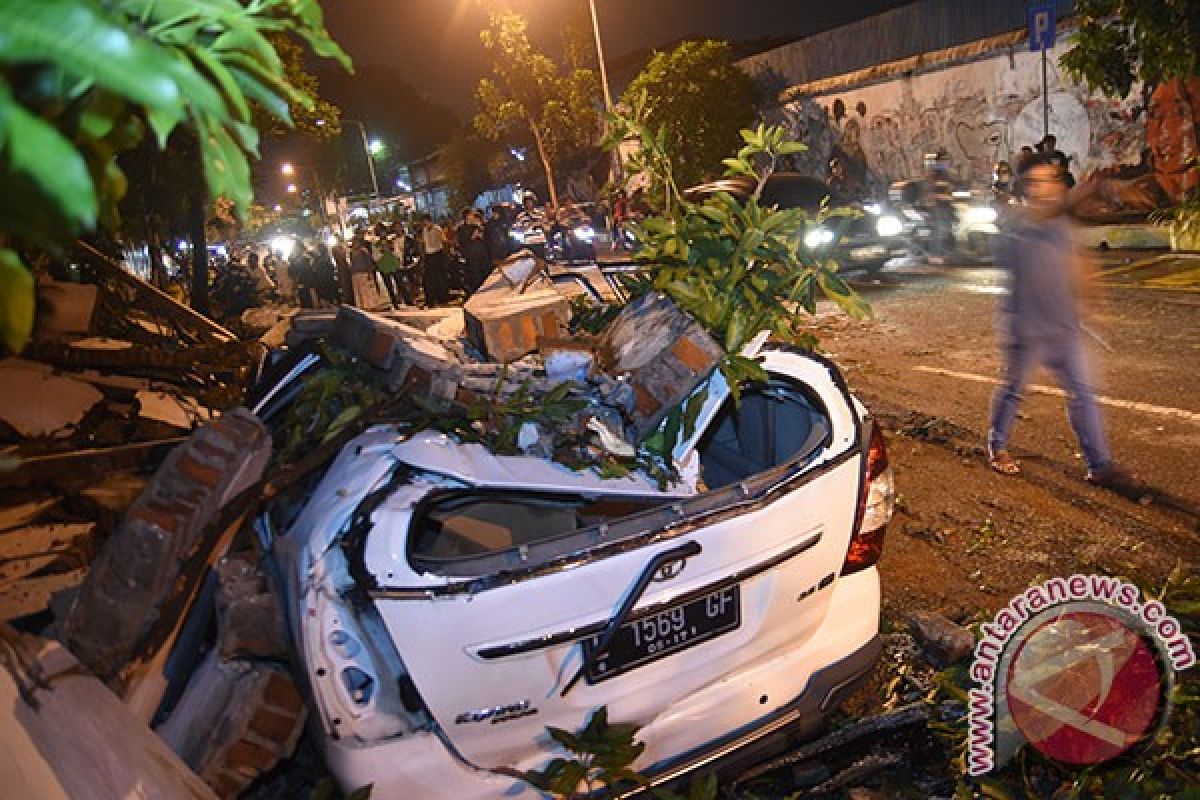 Hujan deras, banyak pohon tumbang, Surabaya macet