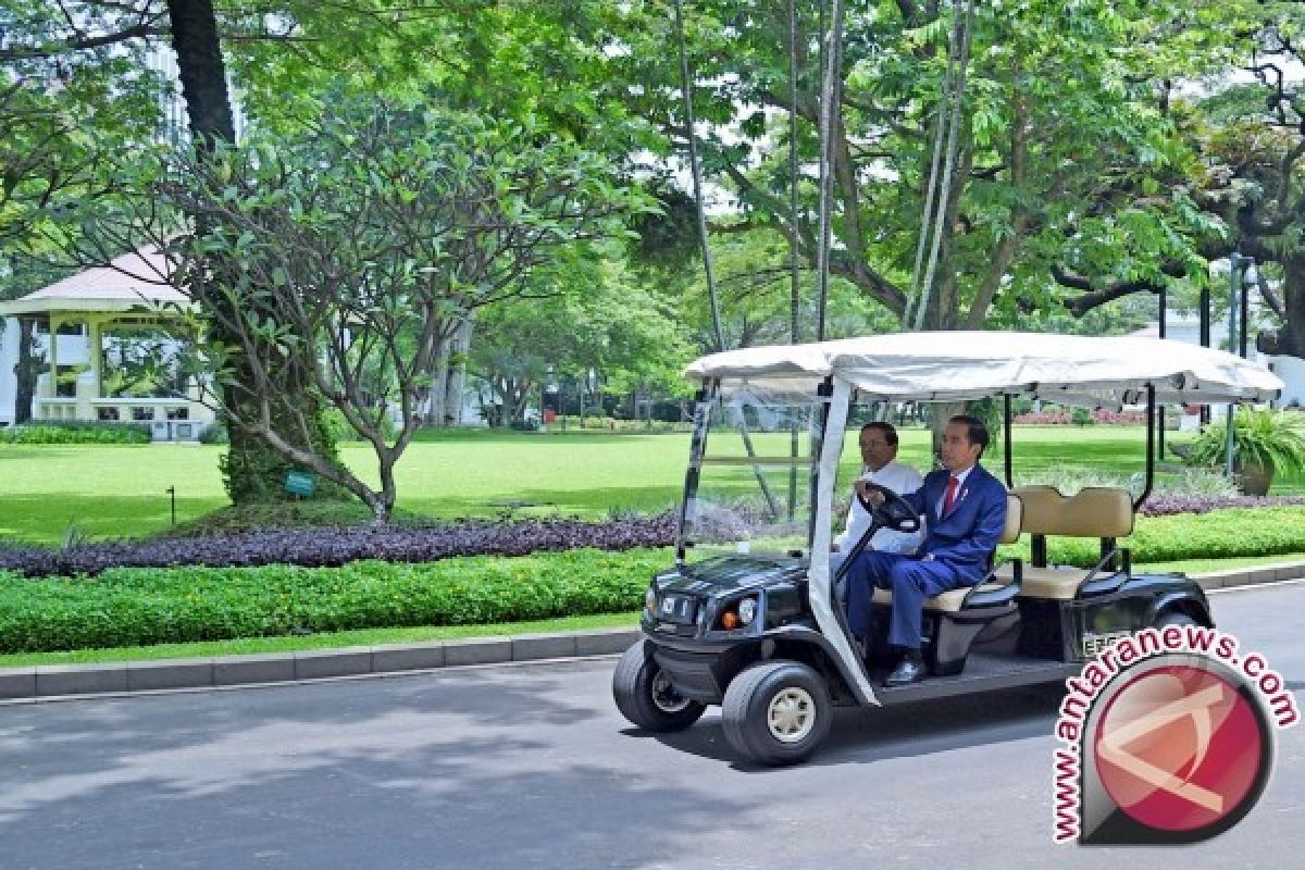 Begini Gaya Jokowi Kendarai Golf Car Bersama Presiden Sri Lanka
