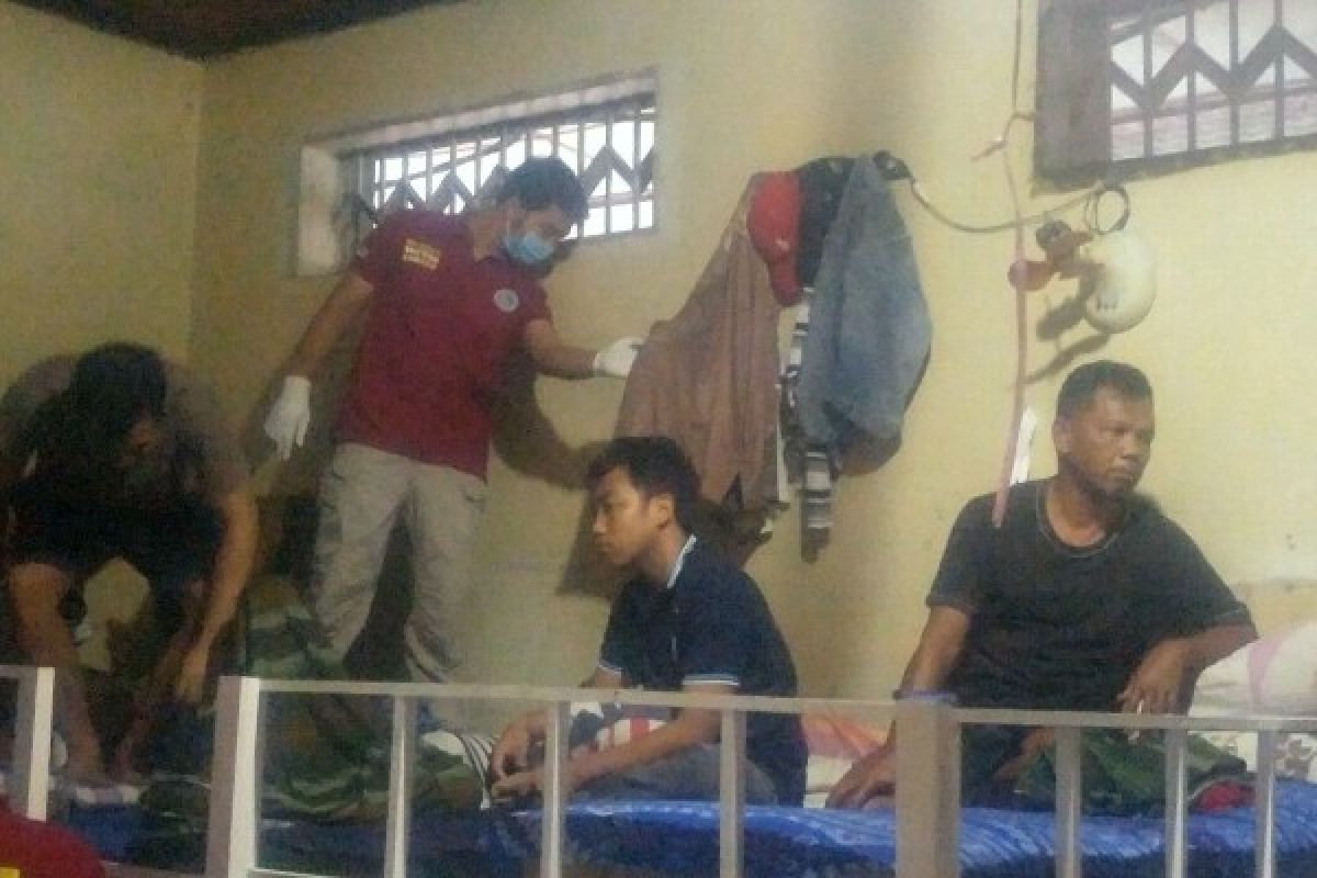 Petugas Gabungan Razia Narkoba dii LP Kedungpane