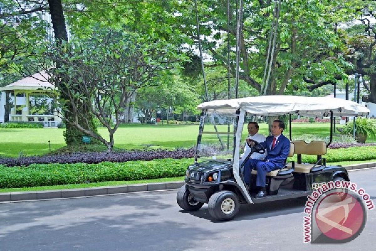 Begini gaya Jokowi kendarai golf car bersama Presiden Sril Lanka