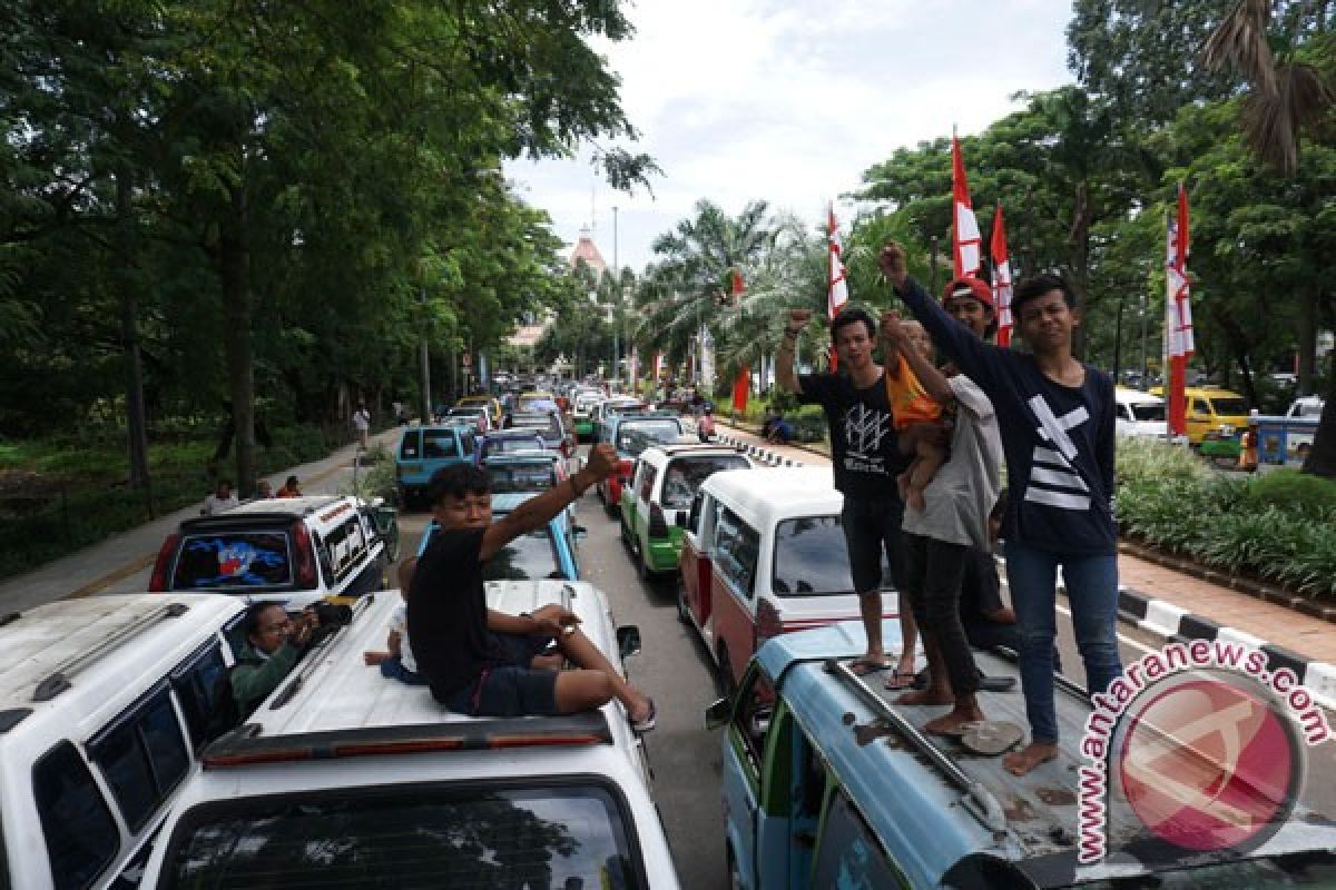 Angkot Tangerang tolak taksi online