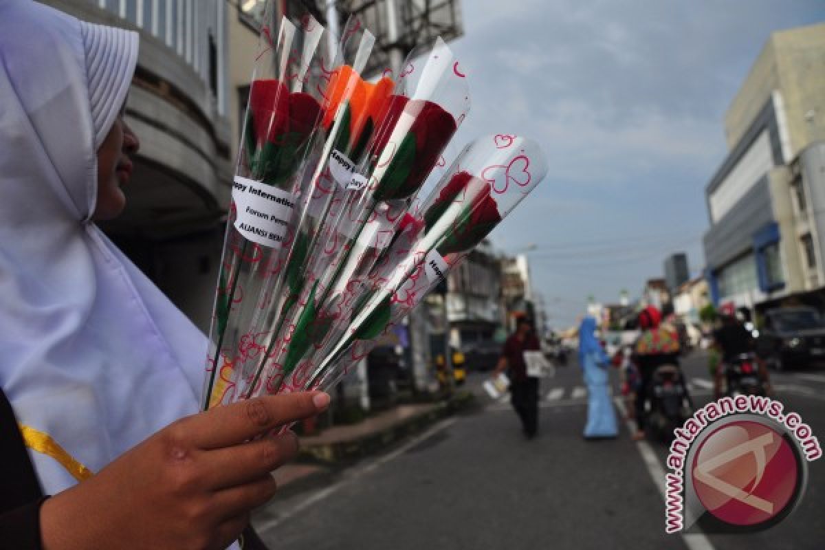 Mahasiswa Bagikan Bunga Peringati Hari Perempuan Internasional