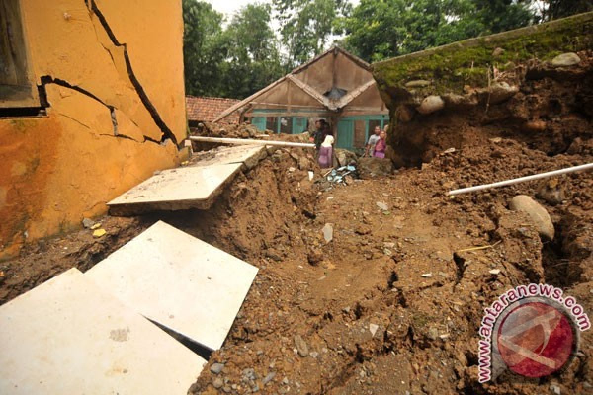 Tanah Bergerak, 22 Keluarga di Wonosobo Mengungsi