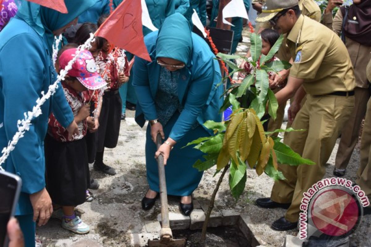 Anak PAUD Sambut Meriah Ketua TP-PKK