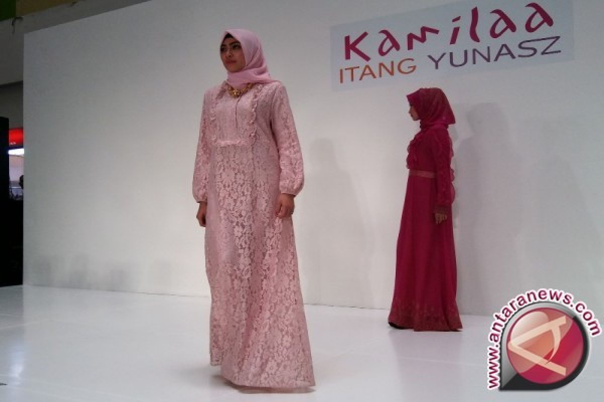 Itang Yunasz Andalkan Motif Batik Sebagai Trend Ramadhan 