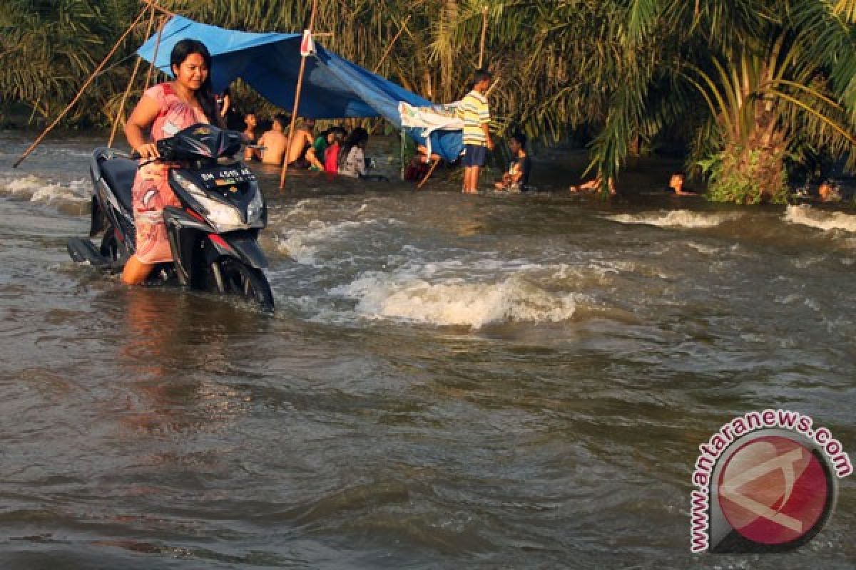 Polisi alihkan jalur Riau-Sumbar akibat banjir