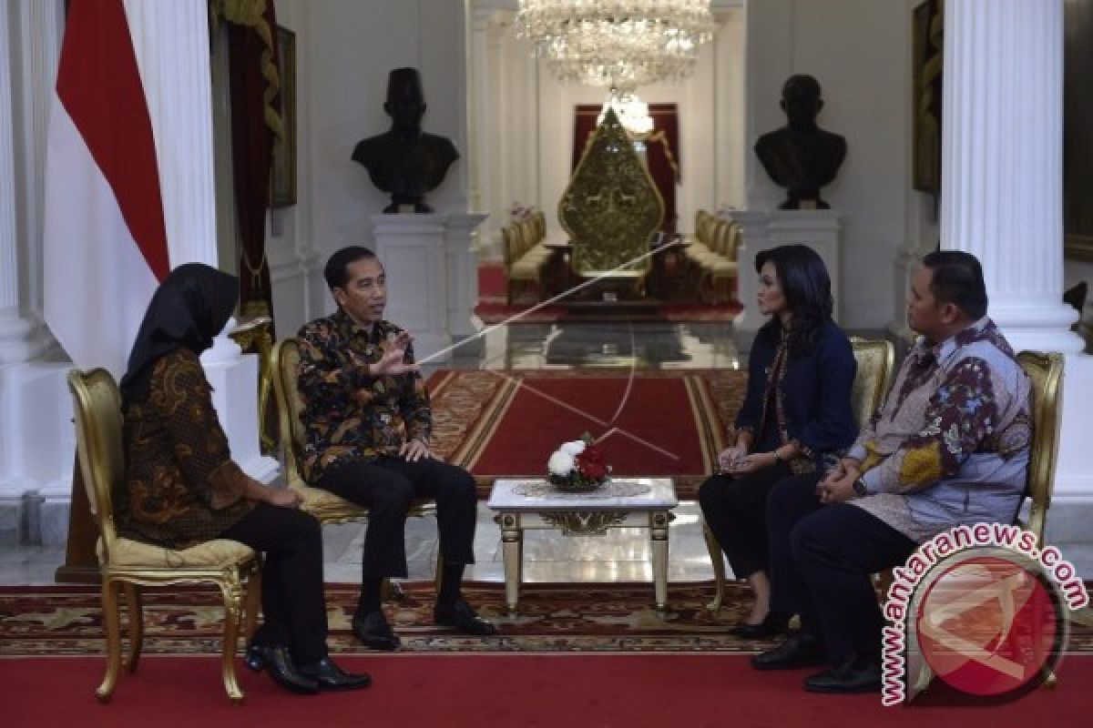 Jokowi Dan SBY Mengobrol Di Beranda Belakang Istana Merdeka