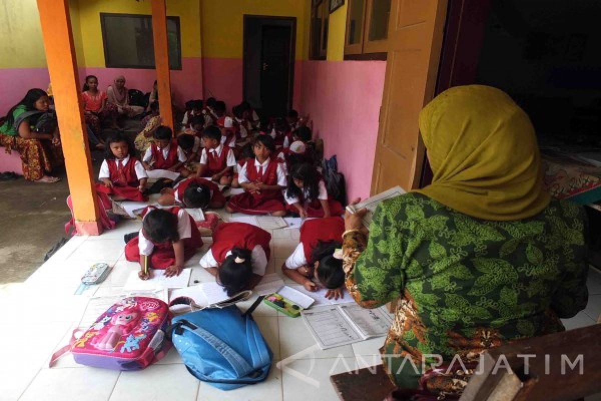 Siswa di Jember Belajar di Teras dan Mushalla akibat Atap Runtuh