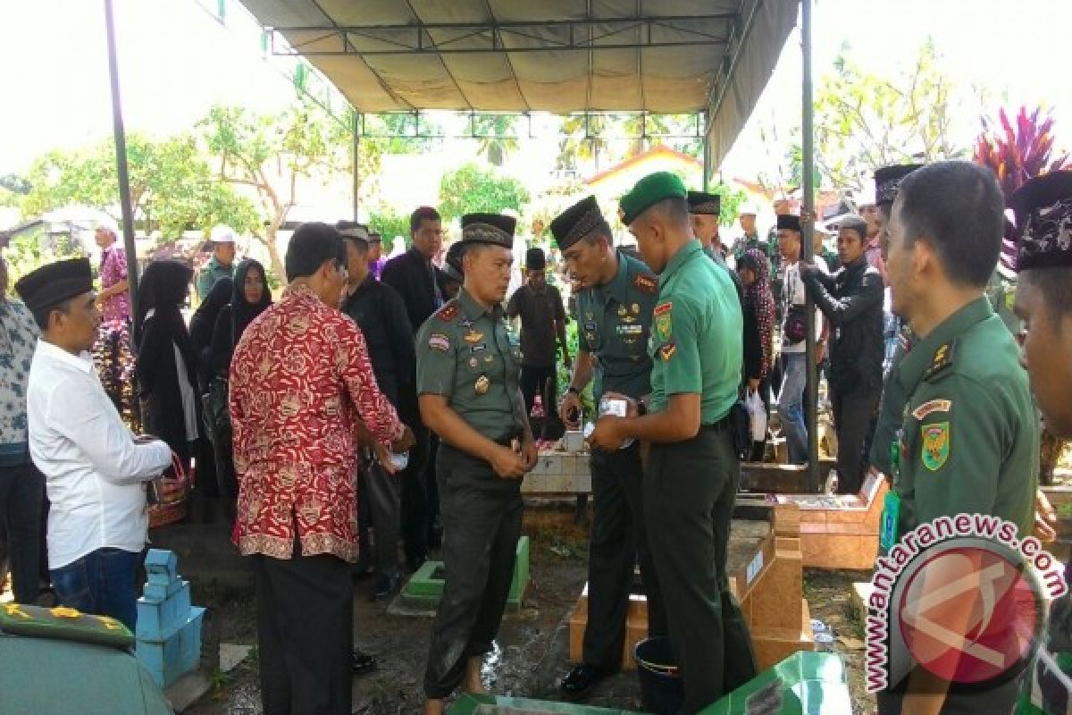 Ibunda Pangdam II/Sriwijaya dimakamkan di Jambi