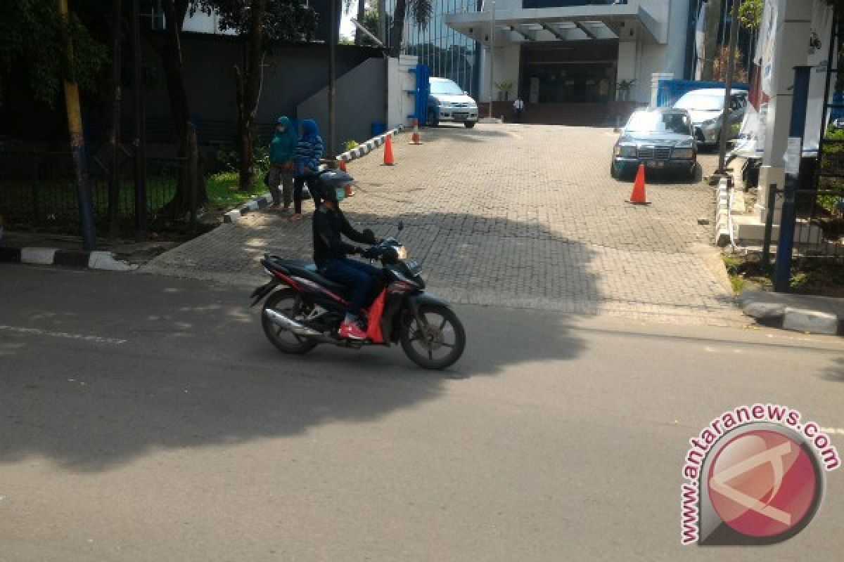 Tak terlihat jaket ojek online di sekitar Mal TangCity