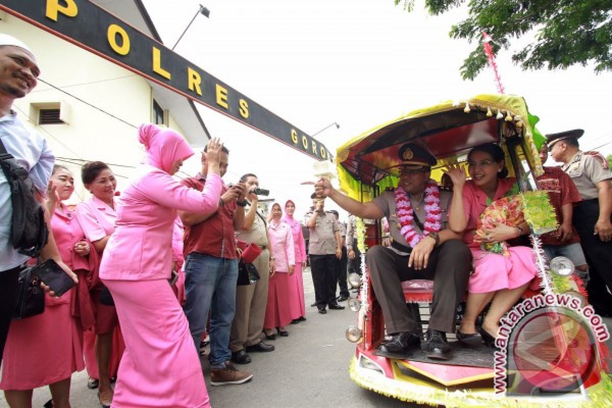 Mantan Kapolres Diarak Menggunakan Bentor 