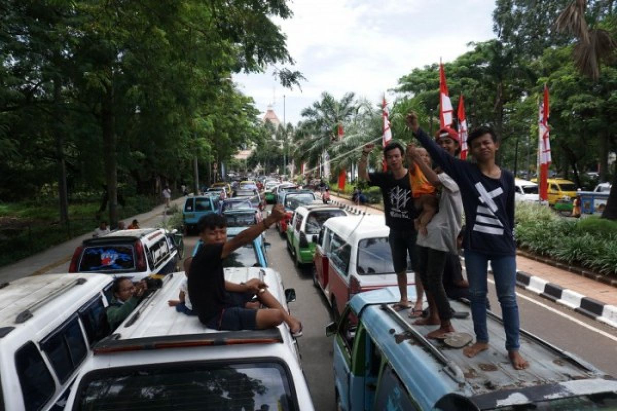 Ojek Online-Sopir Angkot Tangerang Sepakat Berdamai