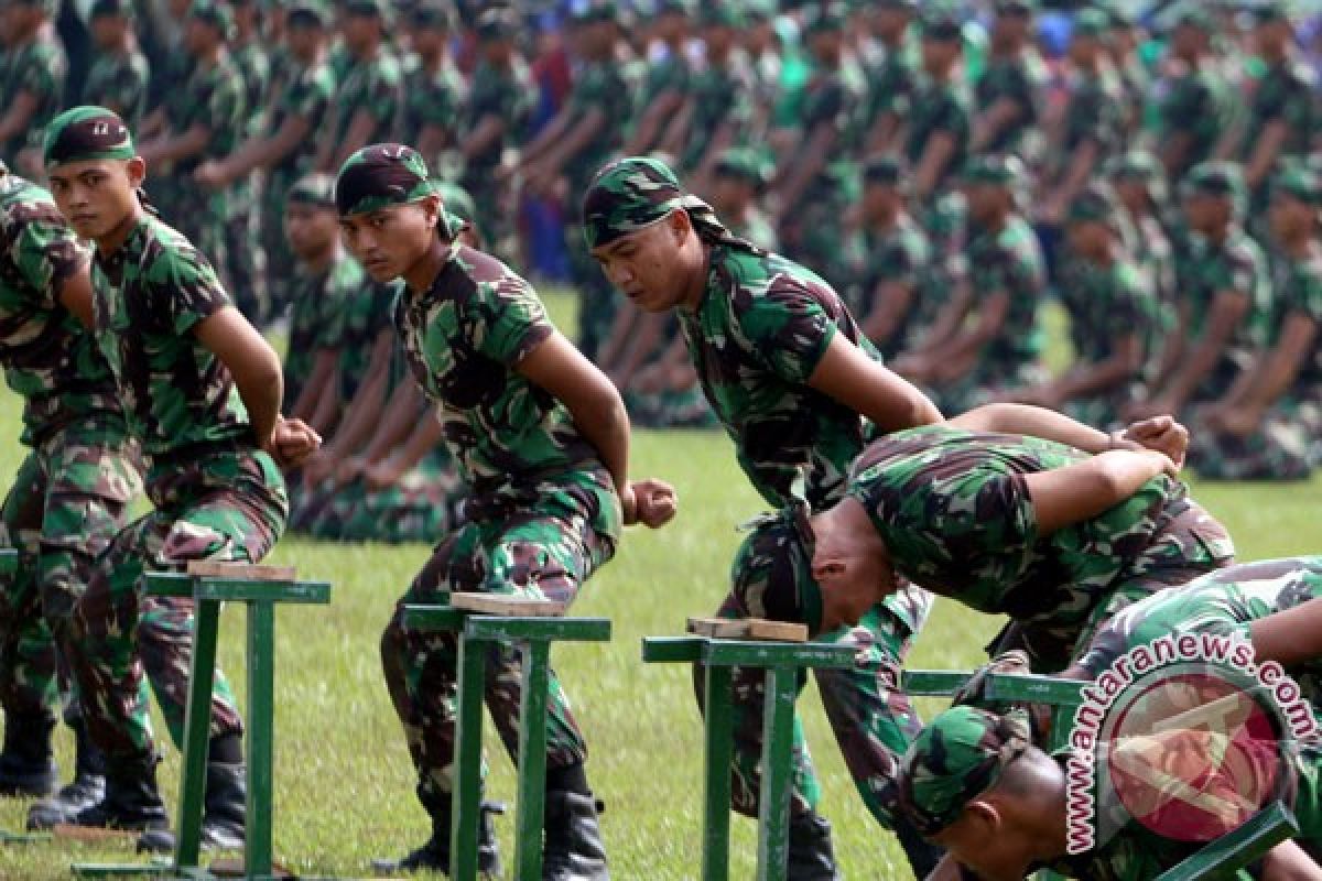 Ribuan personel TNI dan polisi olahraga bareng