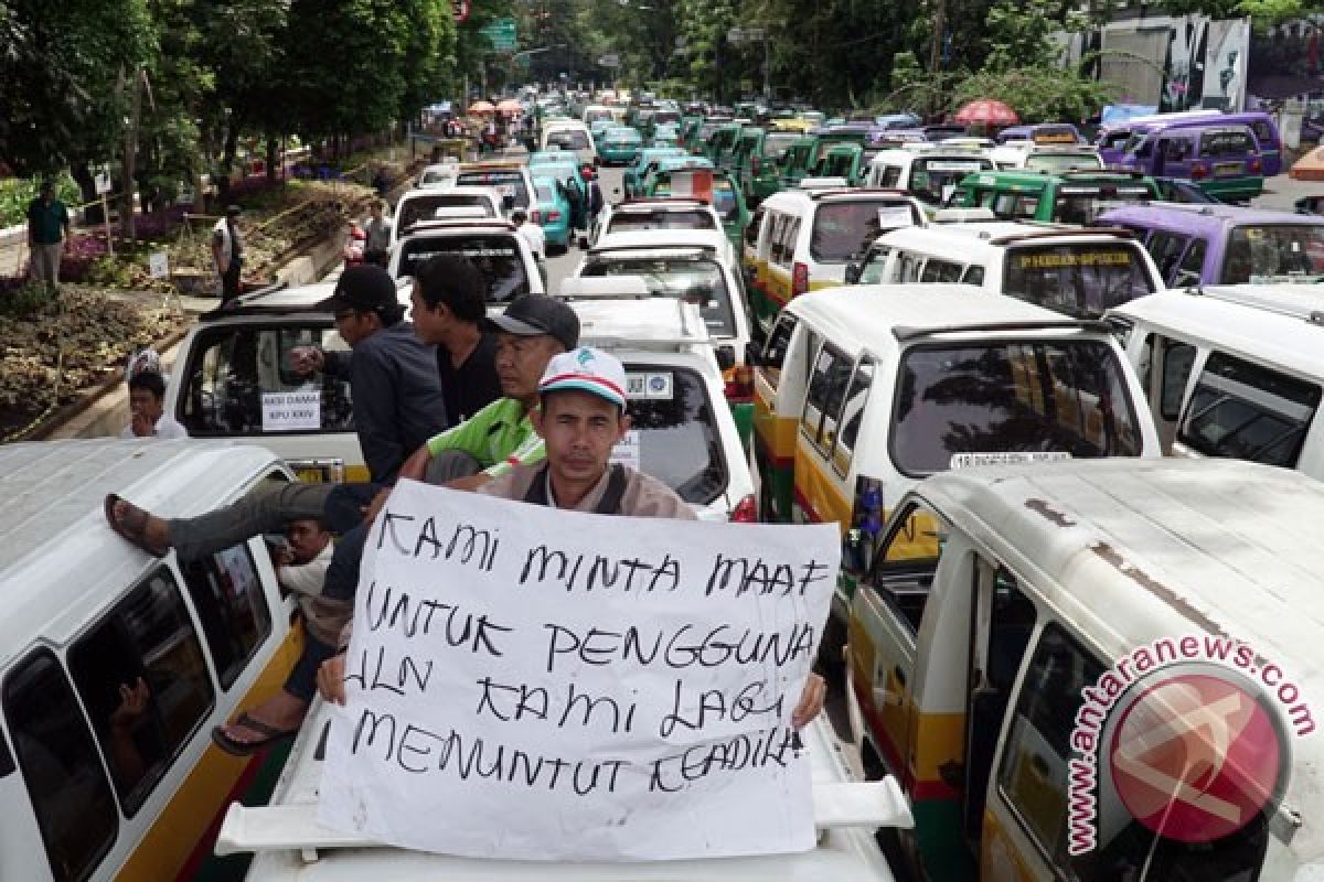 Separuh angkot di Bandung sudah dikandangkan