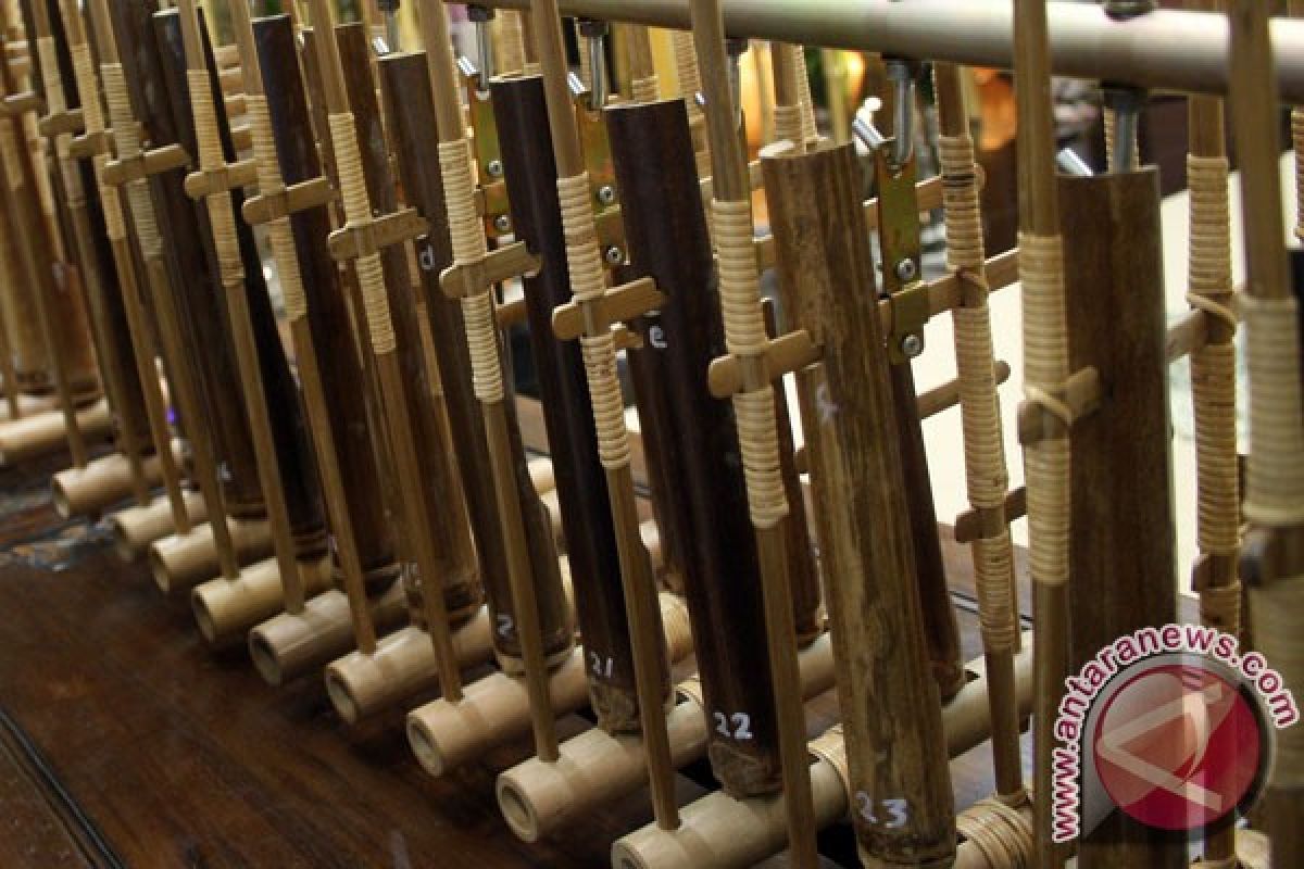 Dosen dan mahasiswa Italia bermain angklung