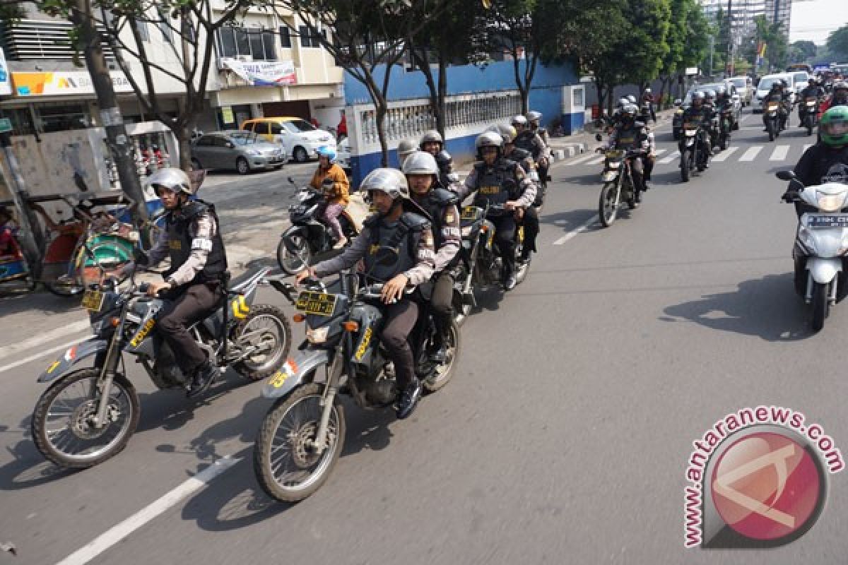 Polisi-tentara bersenjata berjaga di jalan usai bentrok di Tangerang