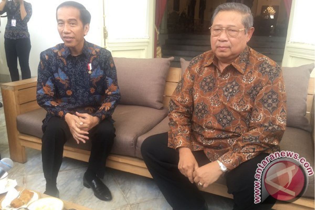 Jokowi dan SBY Berbincang di Beranda Belakang Istana