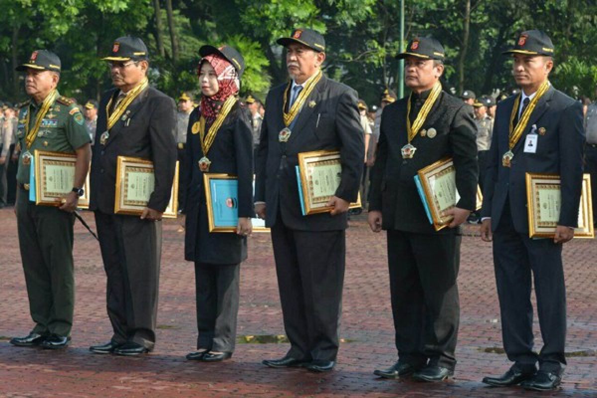 Deddy Mizwar dan tokoh Jawa Barat dapat penghargaan kepolisian